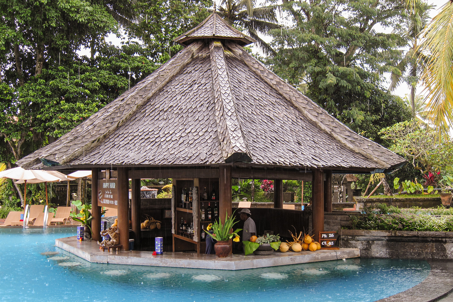 kamandalu-ubud-resort-bali-swim-up-bar