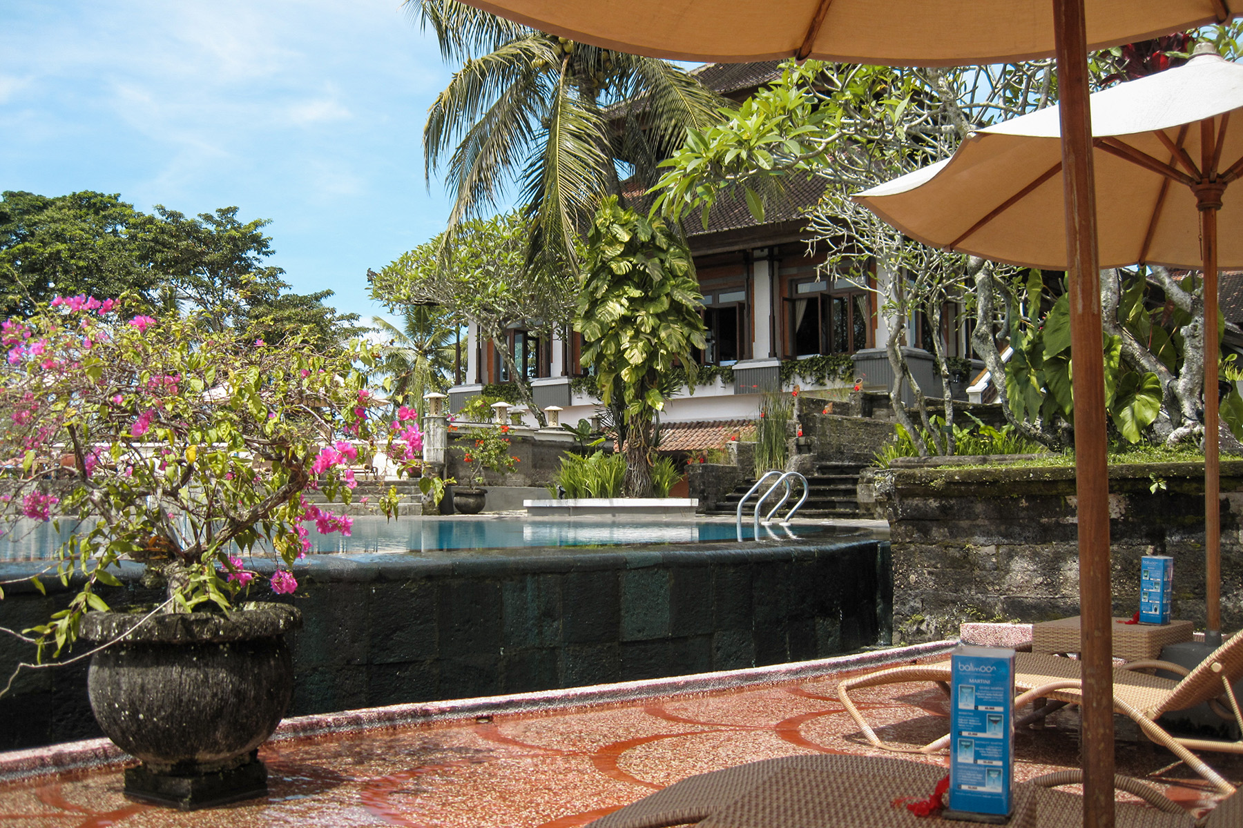 kamandalu-ubud-resort-infinity-pool