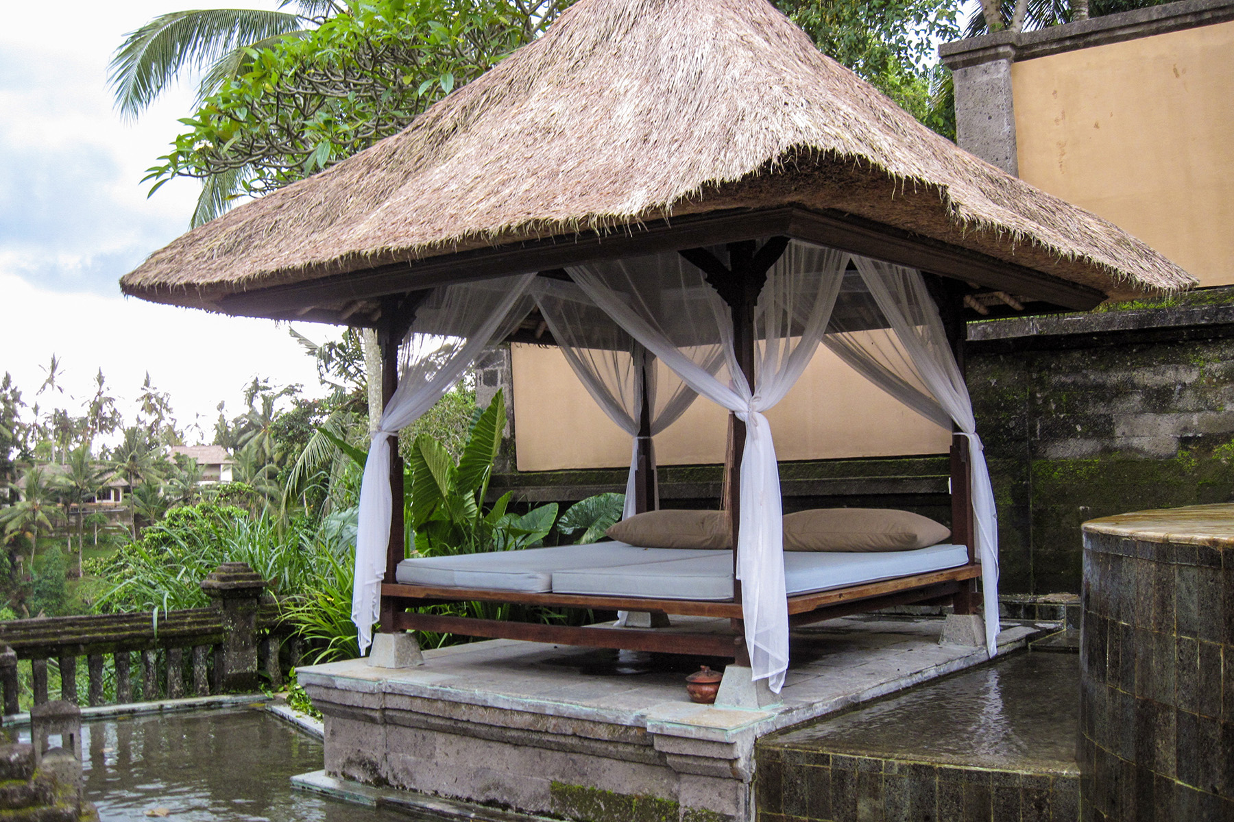 kamandalu-ubud-resort-pool-villa-day-bed-3