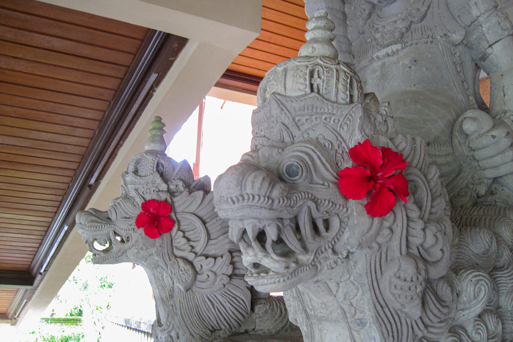 kamandalu-ubud-resort-statues