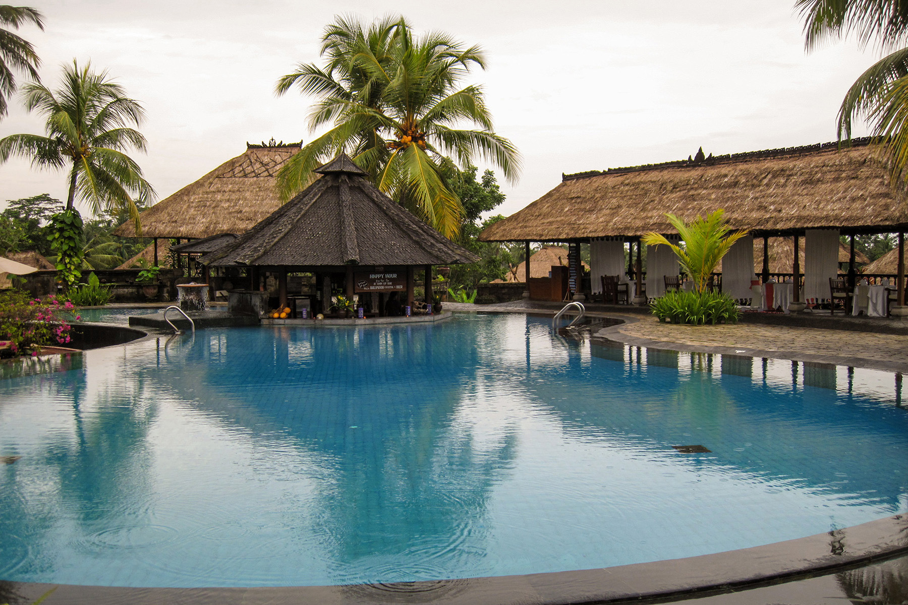 kamandalu-ubud-resort-swim-up-bar