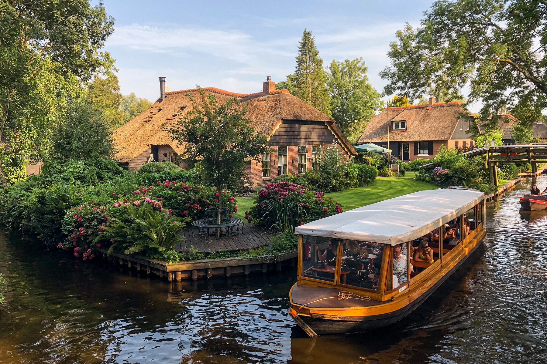 4 Easy Ways to Rent a Boat in Giethoorn, Netherlands